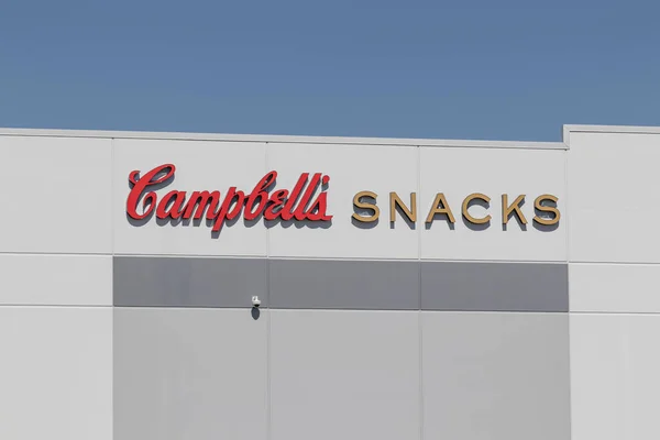 Plainfield - Circa September 2020: Campbell's Snacks Distribution Center. Campbells snacks include Pepperidge Farm cookies, Goldfish crackers, and Cape Cod potato chips. — Stock Image Plainfield Circa September 2020 Campbell Snacks Distribution Center Campbells Snacks Stock Picture