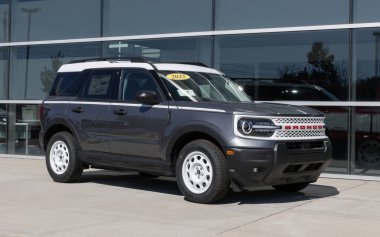 Kokomo - 1 Eylül 2025: Ford Bronco Spor Mirası 4X4 SUV bir galeride sergilenmektedir. Ford 1.5L EcoBoost motoruyla Bronco Sport 'u sunar. MY:2025