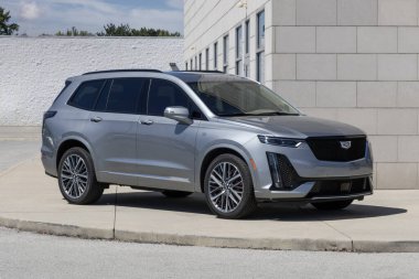 Fishers - 31 Ağustos 2025: Cadillac XT6 Sport AWD 3-Row SUV bir galeride. Cadillac XT6 'ya 3.6L Doğrudan Enjeksiyon V6 motoru sunar. MY:2025