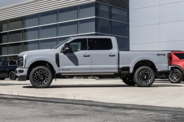 Kokomo - 1 Eylül 2025: Ford F-350 SRW 4X4 mürettebat platin ekran. Ford, 6.7L HO HO Power Stroke Turbo Diesel V8 motoruyla F350 'yi sunuyor. MY:2026