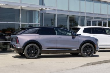 Balıkçılar - 31 Ağustos 2025: Cadillac Optiker Lüks Araç 1 Electric SUV bir galeride. Cadillac, opTIQ 'a 302 mil uzunluğunda bir atış alanı sunuyor. MY:2025