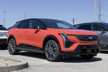 Fishers - 31 Ağustos 2025: Cadillac OpTIQ Sport 1 Electric SUV bir bayilikte. Cadillac, opTIQ 'a 302 mil uzunluğunda bir atış alanı sunuyor. MY:2025