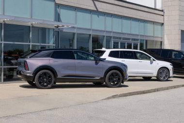 Fishers - 31 Ağustos 2025: Cadillac Optiq Electric SUV ve XT6 Sport AWD SUV sergisi. Cadillac gaz veya elektrikli araçlar sunuyor.