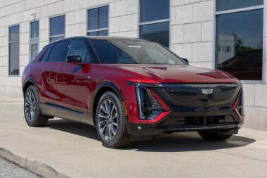 Fishers - 31 Ağustos 2025: Cadillac LYRIQ Sport 2 Electric SUV bir bayilikte. Cadillac, LYRIQ 'a 326 mil uzunluğunda bir golf sahası sunuyor. MY:2025
