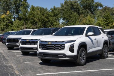 Kokomo - 31 Ağustos 2025: Chevrolet Equinox Küçük Aile SUV bir galeride sergileniyor. Chevy Ekinoks 'u LT, RS ve ACTIV modellerinde sunar..