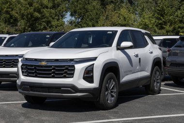 Kokomo - 31 Ağustos 2025: Chevrolet Equinox Küçük Aile SUV bir galeride sergileniyor. Chevy, Equinox 'a 1.5L Turboşarjlı motor sunuyor. MY:2026