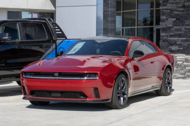 Kokomo - 1 Eylül 2025: Dodge Charger Daytona RT Plus görüntüleme. Dodge, Charger Daytona EV 'ye 308 mil uzunluğunda bir atış alanı sunuyor. MY:2025