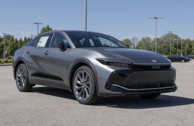 Noblesville - 31 Ağustos 2025: Toyota Crown Limited Hibrit Sedan bir galeride. Toyota, Crown 'a 2.5L 4 silindirli melez bir sistem sunuyor. MY:2026