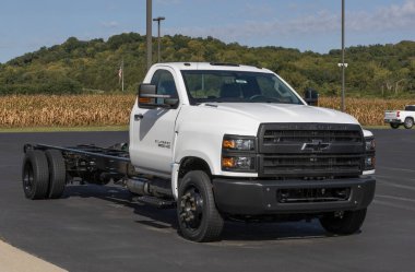 West Harrison - 7 Eylül 2025 Chevrolet Silverado 5500 Chassis Taksi 4WD kamyonu. Chevy, Duramax 6.6L V8 dizel motorlu Silverado 5500 'ü sunar. MY:2025