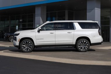 West Harrison - 7 Eylül 2025 Chevrolet Suburban 4WD High Country Tam Boyut SUV. Chevy, Suburban 'a 6.2 L Ecotec3 V8 motor sunar. MY:2025