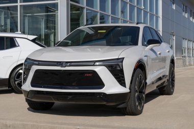 Indianapolis - 7 Eylül 2025: Chevrolet Blazer EV RS AWD Electric SUV ekran. Chevy, Blazer EV 'ye 334 mil uzunluğunda bir golf sahası sunuyor. MY:2025