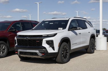 Indianapolis - 7 Eylül 2025 Chevrolet Traverse Z71 AWD 3-Row SUV bir galeride. Chevy, Traverse 'e 2.5L Turbo 4 silindirli motor sunuyor. MY:2026