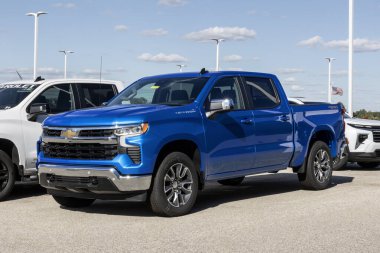 Indianapolis - 7 Eylül 2025 Chevrolet Silverado 1500 mürettebat LT 4WD ekran. Chevy, 2.7L Turbomax 4 silindir motorlu Silverado 1500 'ü sunar. MY:2025