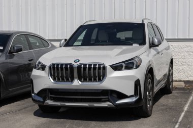 Indianapolis - 14 Eylül 2025: Bir galeride BMW X1 xDrive28i kullanıldı. Fiyatlandırma endişeleriyle, BMW talebi karşılamak için kontörlü araba alıp satıyor. MY:2024