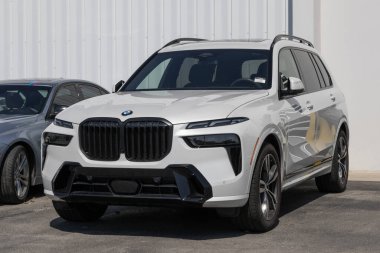 Indianapolis - 14 Eylül 2025: BMW X7 xDrive40i lüks SUV bir galeride sergileniyor. BMW X7 'ye 3.0L TwinPower Turboşarjlı motor sunuyor. MY:2026