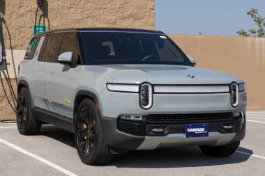 Indianapolis - 14 Eylül 2025: CarMax bayiliğinde Rivian R1S elektrikli SUV kullanıldı. Fiyat endişesiyle, CarMax kullanılmış arabaları peşin fiyata satıyor. Benim: 2023