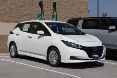 Indianapolis - 14 Eylül 2025: Nissan LeAF Electric Car 'ı bir CarMax satıcısında kullandı. Fiyat endişesiyle, CarMax kullanılmış arabaları peşin fiyata satıyor. MY:2025