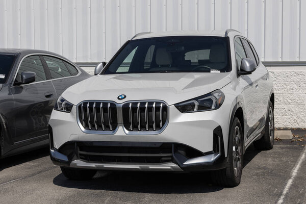Индиана - 14 сентября 2025 года: подержанный BMW X1 xDrive28i в дилерском центре. Что касается ценообразования, BMW покупает и продаёт автомобили, находящиеся в собственности компании, чтобы удовлетворить спрос. MY:2024