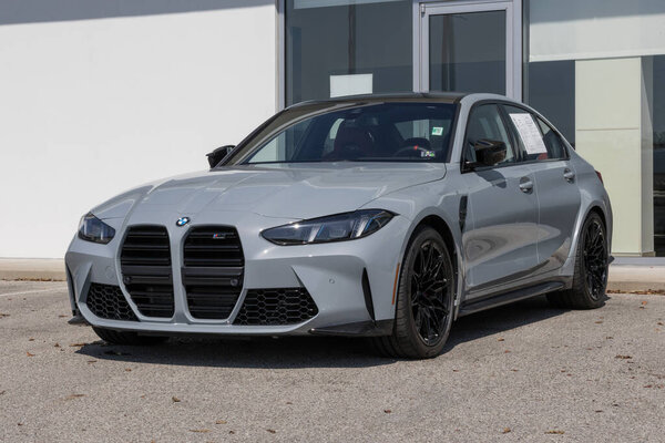 Индиана - 14 сентября 2025 года: подержанный BMW M3 xDrive в дилерском центре. Что касается ценообразования, BMW покупает и продаёт автомобили, находящиеся в собственности компании, чтобы удовлетворить спрос. MY:2025