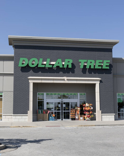 Индиана - 14 сентября 2025 года: дисконтный магазин Tree. Dollar Tree предлагает эклектичную смесь продуктов за доллар и четверть. Или больше.