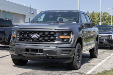 Indianapolis - 14 Eylül 2025: Ford F-150 4X4 Supercrew bir satıcıda görüntüleme. Ford 2.7L Powerboost V6 motorlu F150 'yi sunar. MY:2025