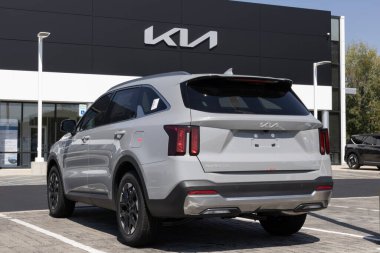 Indianapolis - 14 Eylül 2025: Kia Sorento S FWD SUV bir galeride sergileniyor. Kia, Sorento 'ya 2.5L Doğrudan Enjeksiyon 4 silindirli motor sunar. MY:2026
