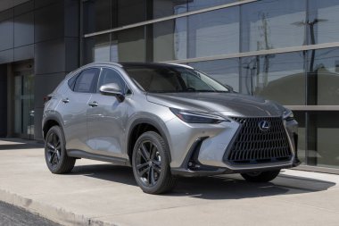 Indianapolis - 14 Eylül 2025: Lexus NX 450 h + Lüks AWD SUV bir galeride sergilenmektedir. Lexus 2.5L 4 silindirli PHEV motoruyla NX450h + sunar. MY:2025
