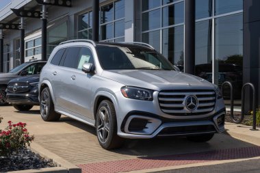 Indianapolis - 14 Eylül 2025 Mercedes-Benz GLS 450 4MATIC SUV bir galeride. Mercedes 3.0L Turbo 6 silindir motorlu GLS450 sunar. MY:2025