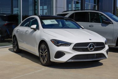 Indianapolis - 14 Eylül 2025: Mercedes-Benz CLA 250 4MATIC Coupe bir galeride. Mercedes 2.0 L Turbo hafif hibrit motorlu CLA250 'yi sunuyor. MY:2025