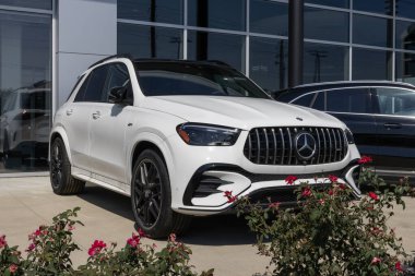 Indianapolis - 14 Eylül 2025: Mercedes-Benz AMG GLE 53 4MATIC ekran. Mercedes GLE53 'e 3.0L Turbo 6 silindirli hafif hibrit motor sunuyor. MY:2025