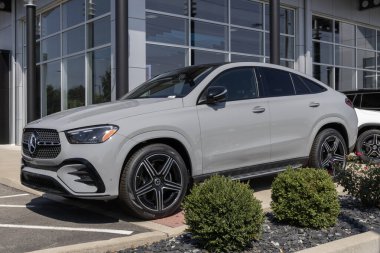 Indianapolis - 14 Eylül 2025 Mercedes-Benz GLE 450 4MATIC Coupe sergisi. Mercedes 3.0L Turbo I6 hafif hibrid motorlu GLE450 'yi sunar. MY:2026