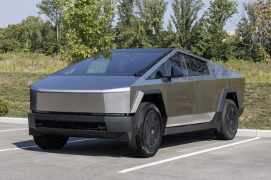 Indianapolis - 14 Eylül 2025: Tesla Cybertruck bir galeride sergileniyor. Tesla, Cybertruck 'a 334 mil uzunluğunda bir atış alanı sunuyor. MY:2025