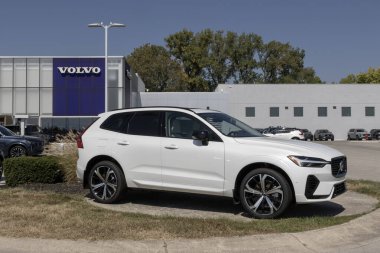 Indianapolis - 14 Eylül 2025: Volvo XC60 T8 AWD Ultra PHEV SUV. Volvo hibrit motorlu 2.0 L Turbo motorlu XC60 'ı sunuyor. MY:2025