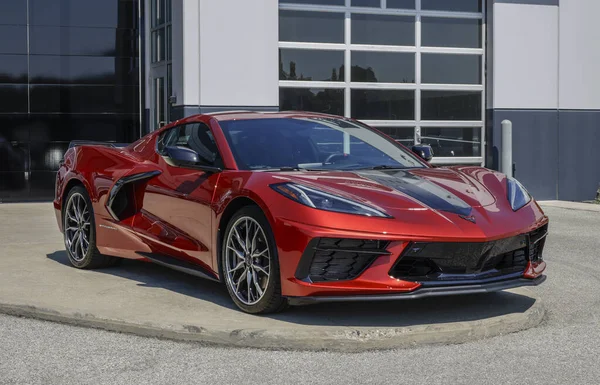 Indianapolis - 14 Eylül 2025 Chevrolet Corvette Stingray 3LT bir galeride. Chevy, Corvette 'e 6.2 L Doğrudan Enjeksiyon V8 motor sunar. Benim: 2023