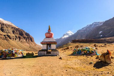 Kailash'ın güney yüzüne yakın Budist stupa. Tibet