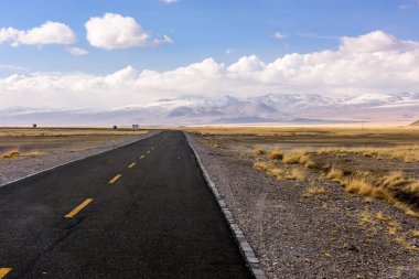 Tibet Platosu 'ndaki yol. Tibet. Çin