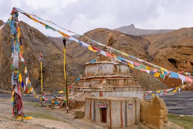 Tibet platosunda antik Budist stupası. 