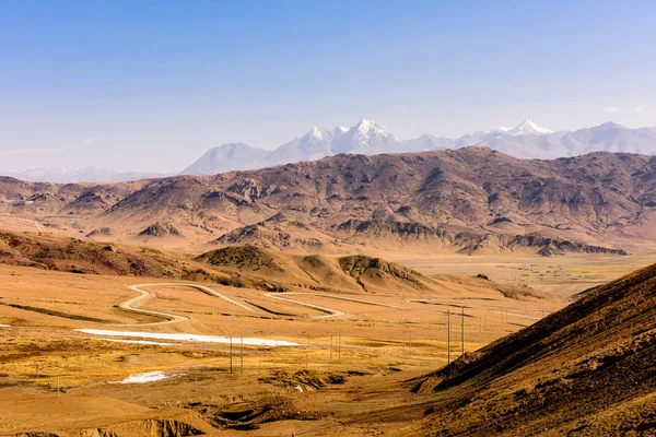 티벳 고원에서 히말라야 산맥으로 바라본 광경이다. 티베트. — 스톡 사진