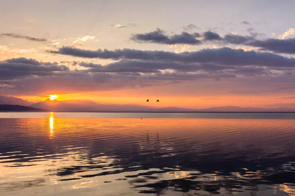 El amanecer del sol, temprano en la mañana en el lago Manasarovar . — Foto de Stock