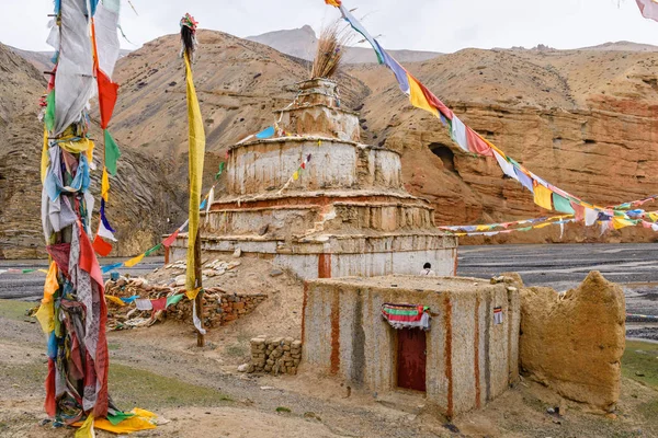 Uralter buddhistischer Stupa auf dem tibetischen Plateau. — Stockfoto