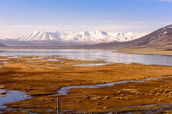 Blick vom tibetischen Plateau auf die Berge des Himalaya. Tibet. — Stockfoto