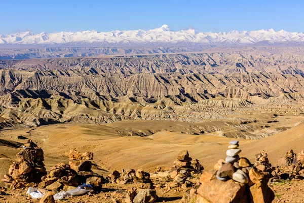 Vista desde la meseta tibetana hasta las montañas del Himalaya . — Foto de Stock