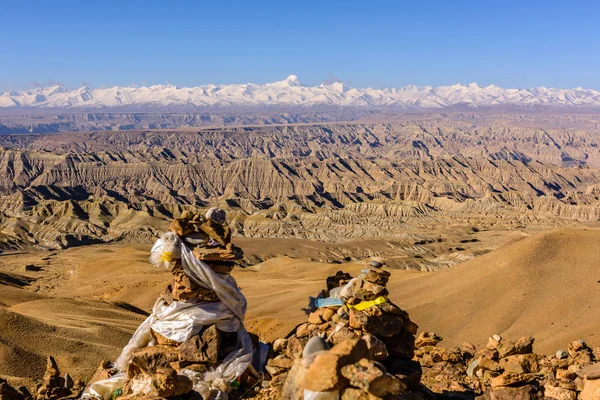 Vista desde la meseta tibetana hasta las montañas del Himalaya . — Foto de Stock