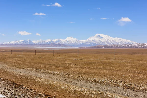 Vista desde la meseta tibetana hasta el monte Gurla-Mandhata y el lago M —  Fotos de Stock