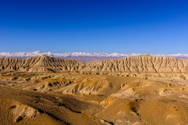 View from the Tibetan plateau to the Himalayan mountains and the — Stock Photo, Image