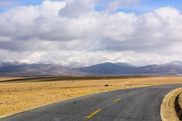 De weg op het Tibetaans Plateau. Tibet. China — Stockfoto