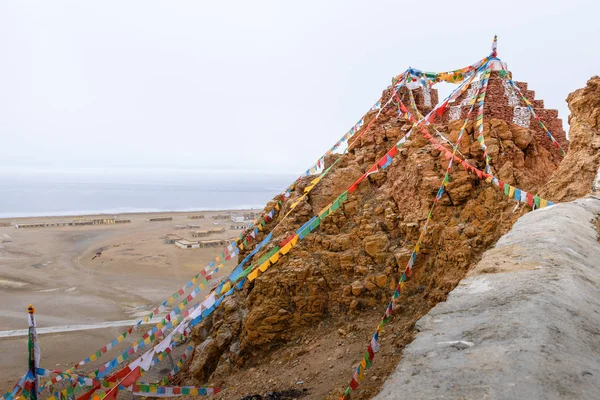 China, Tibet, Chiu Gompa monastery on a hill on the shore of lak — Stock Photo, Image