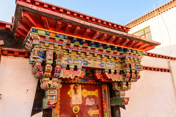 Detaljer om entrédörren till ett tibetanskt hus. Tibet. — Stockfoto
