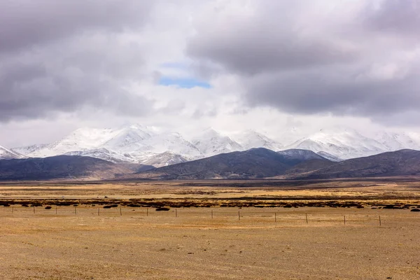 Vista desde la meseta tibetana hasta las montañas del Himalaya. Tíbet . —  Fotos de Stock