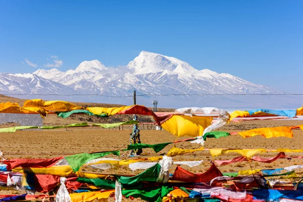 Kilátás a tibeti fennsíkról a Gurla-Mandhata hegyre — Stock Fotó